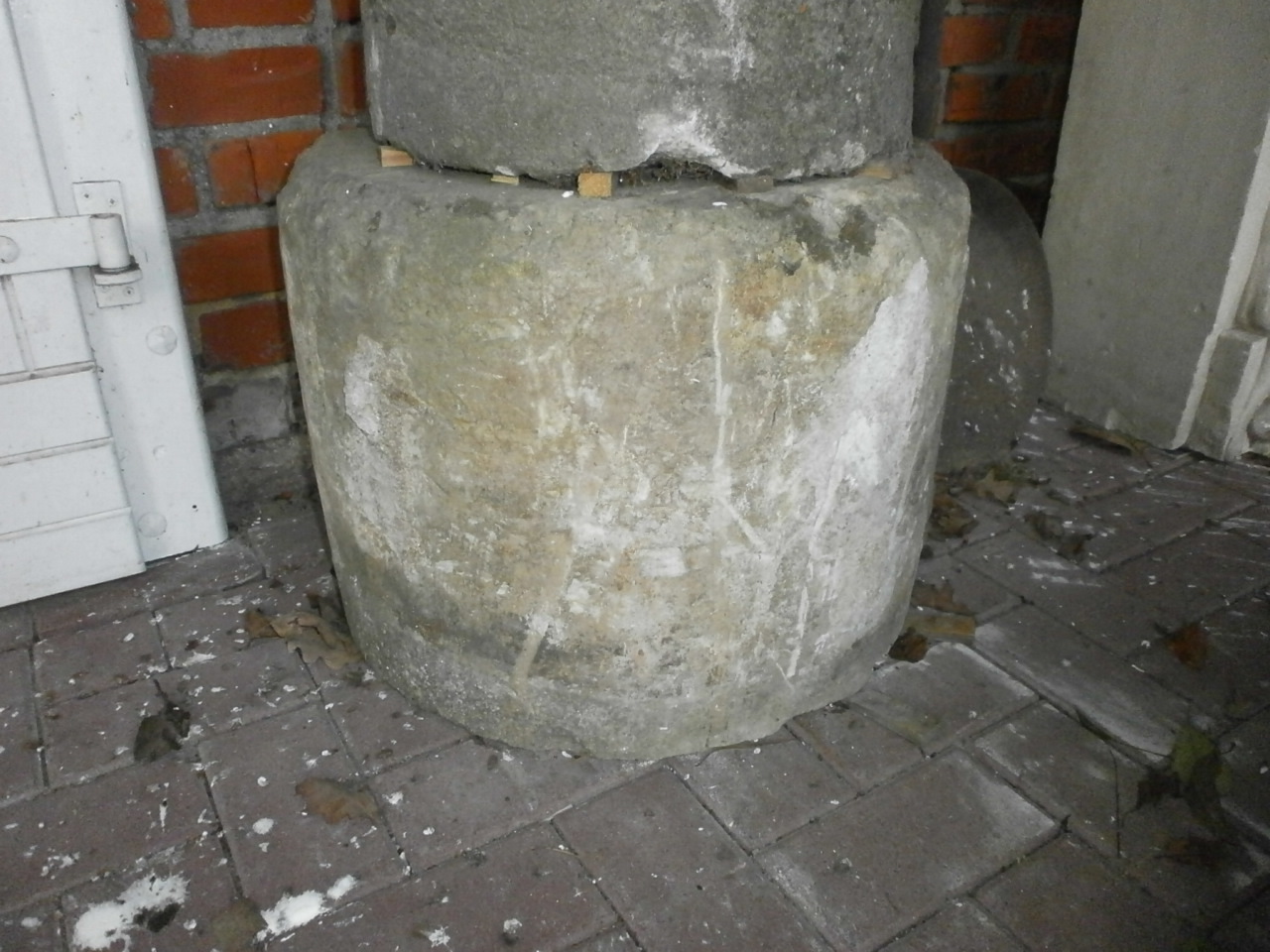 Säule mit vierseitiger Verdachung Säule mit vierseitiger Verdachung