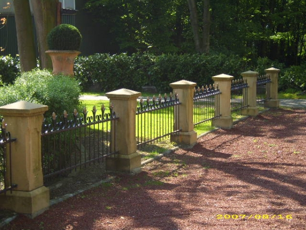 Säulen aus Kunstsandstein incl. Sockel und Kappe Säulen aus Kunstsandstein incl. Sockel und Kappe