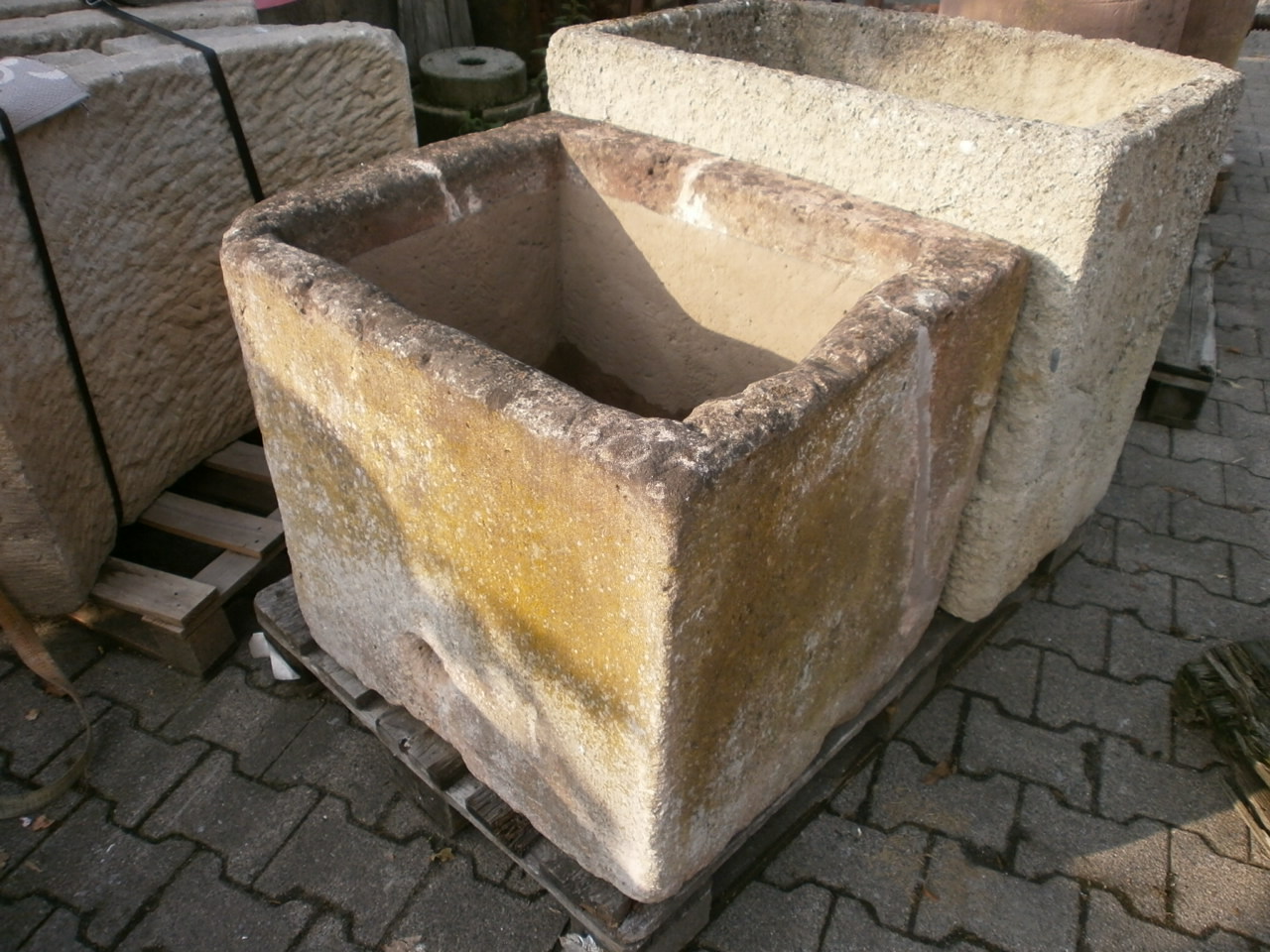 Kleiner, wasserdichter Brunnentrog Kleiner, wasserdichter Brunnentrog