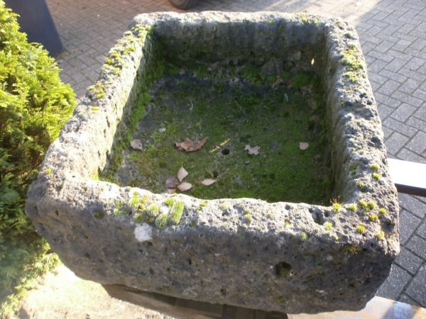 Trog aus Kalkstein – Heidesandstein