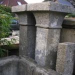 Ein Paar antike, quadratische Granitsäulen