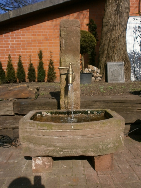 Brunnen aus alten Sandsteinen
