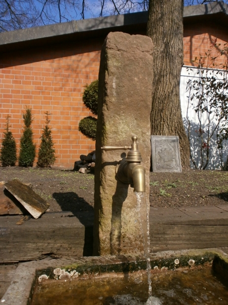 Brunnen aus alten Sandsteinen