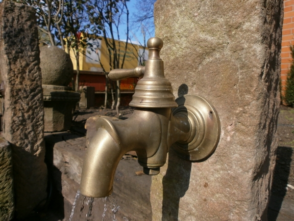 Brunnen aus alten Sandsteinen