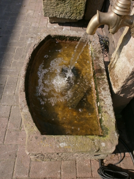 Brunnen aus alten Sandsteinen