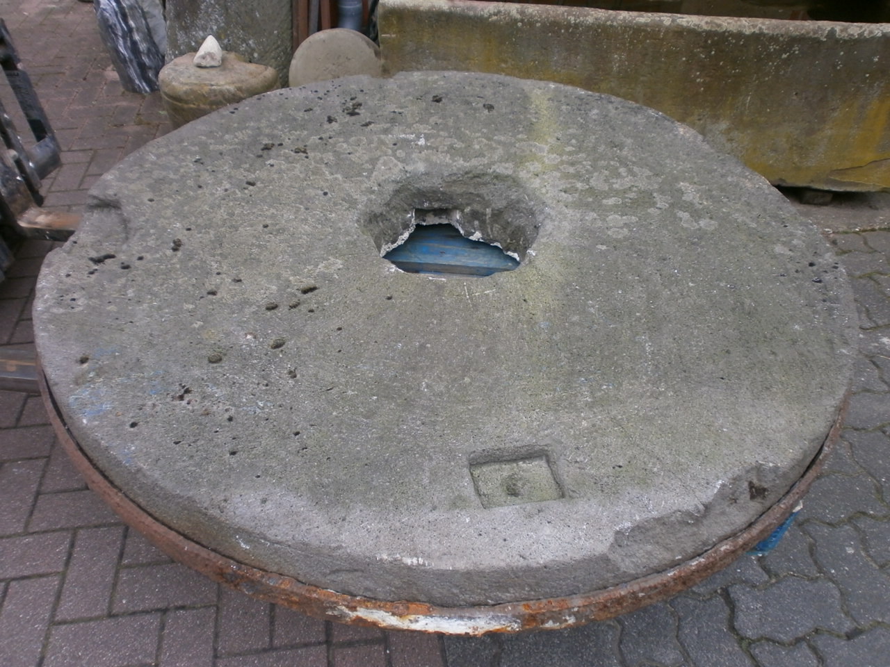 antiker Mühlstein aus Lawabasalt antiker Mühlstein aus Lawabasalt