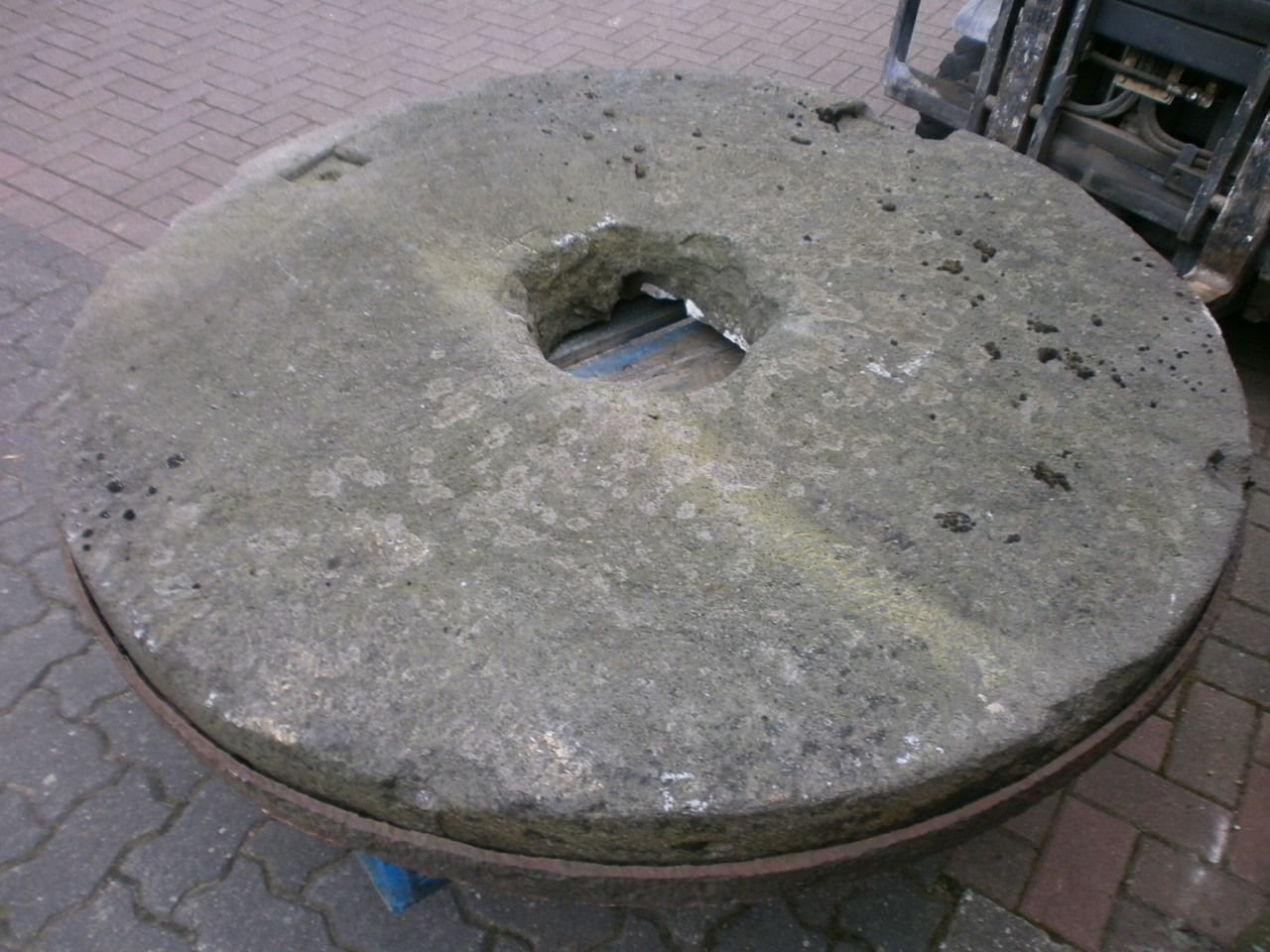 antiker Mühlstein aus Lawabasalt antiker Mühlstein aus Lawabasalt