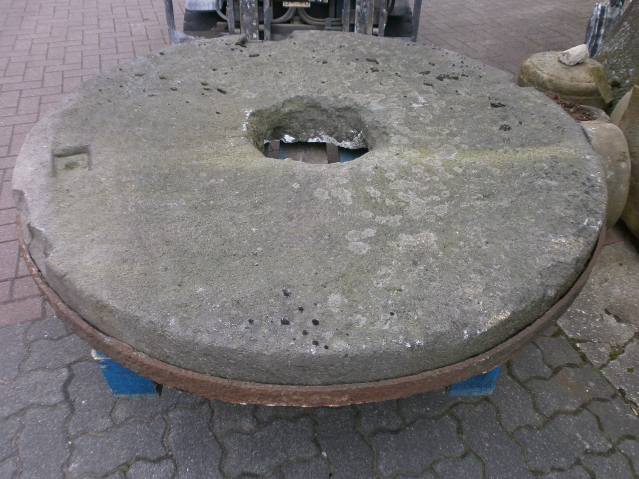 antiker Mühlstein aus Lawabasalt antiker Mühlstein aus Lawabasalt