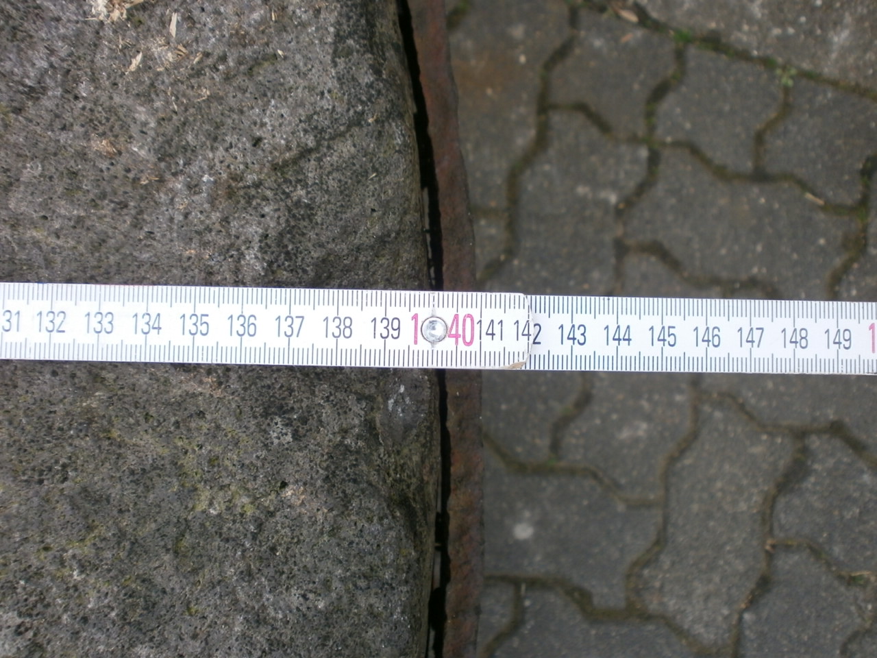 antiker Mühlstein aus Lawabasalt antiker Mühlstein aus Lawabasalt