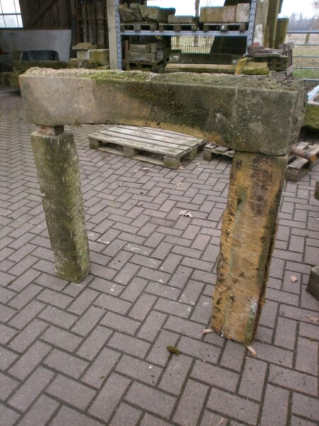 Fenstereinfassung aus Sandstein