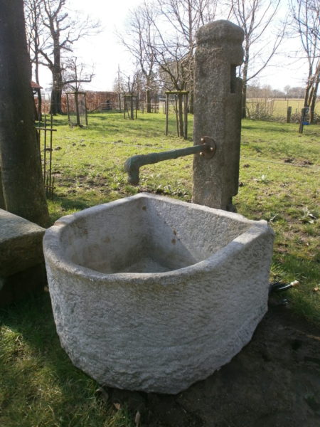 Brunnen aus antikem Grantit