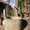 Brunnen mit hoher Stele