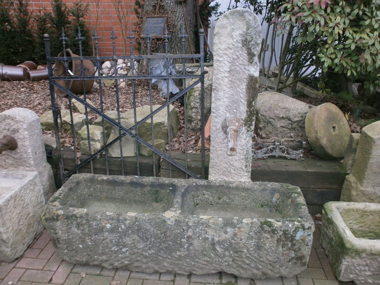 Schöner Brunnen mit Doppeltrog Schöner Brunnen mit Doppeltrog