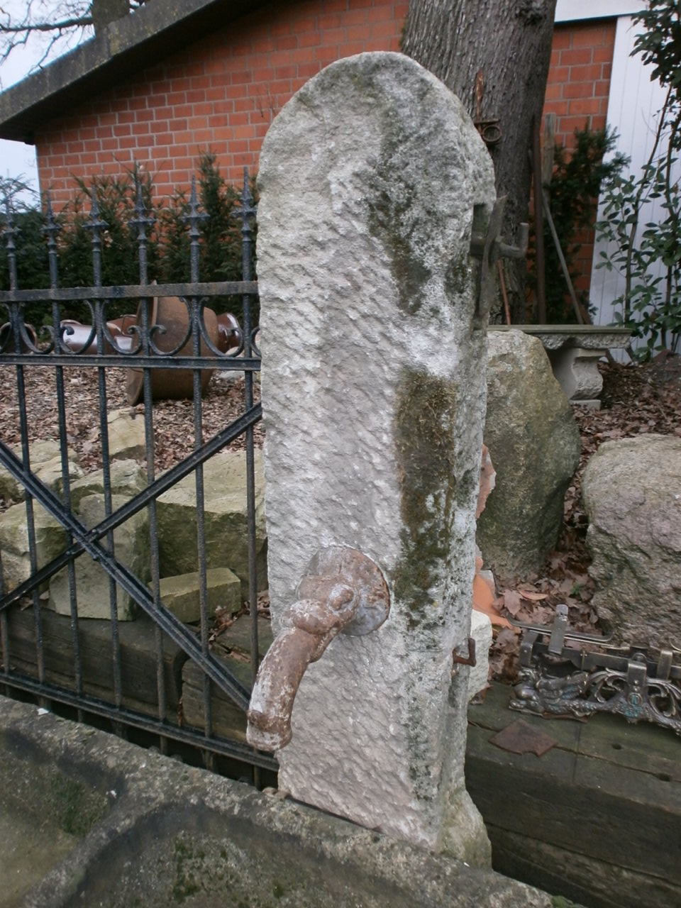 Schöner Brunnen mit Doppeltrog Schöner Brunnen mit Doppeltrog