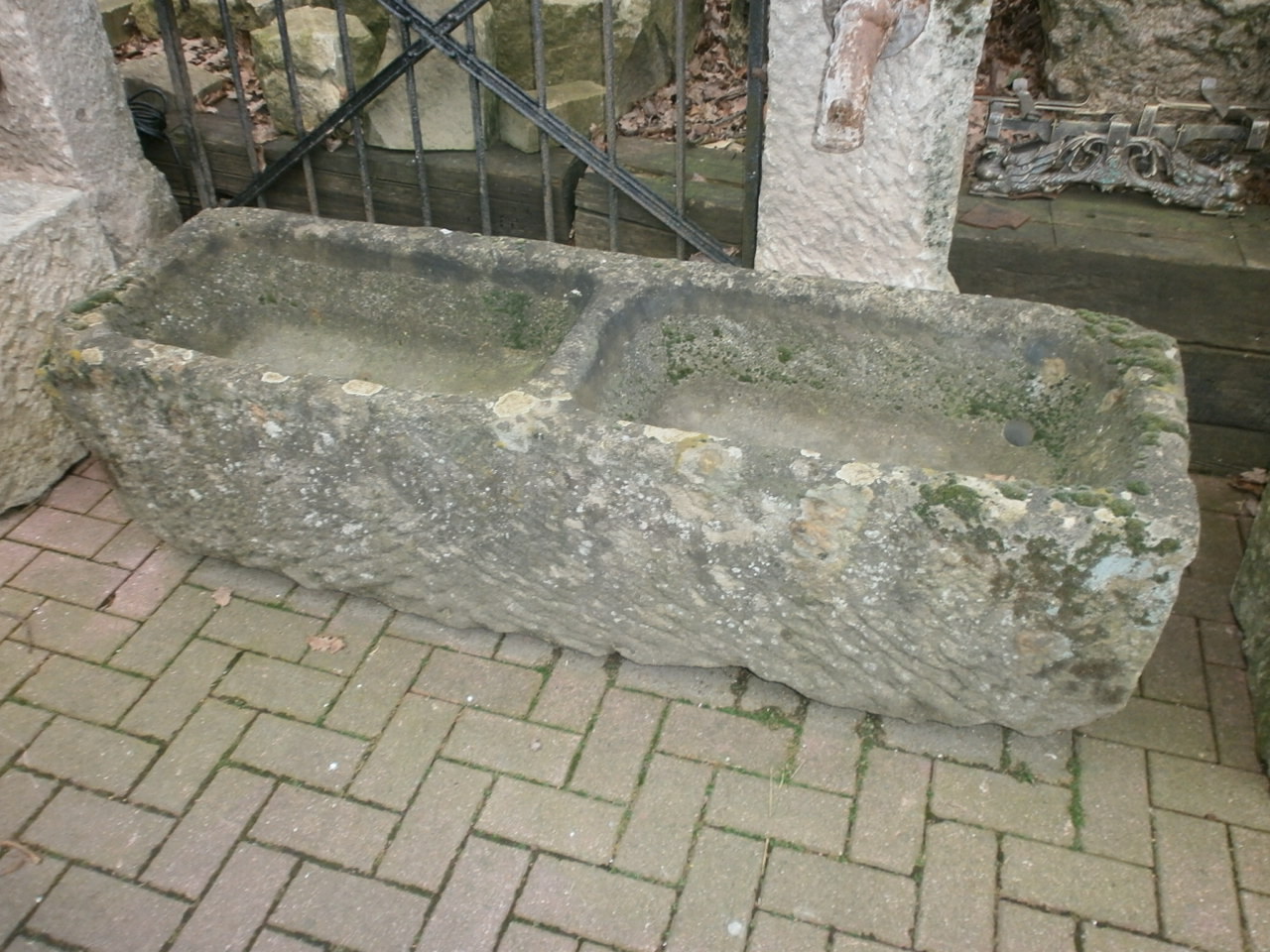 Schöner Brunnen mit Doppeltrog Schöner Brunnen mit Doppeltrog