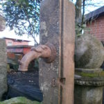 Quadratischer Brunnentrog mit Stele