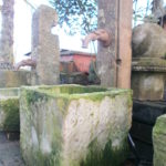 Quadratischer Brunnentrog mit Stele