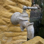 Schöner Brunnen aus Natursandstein mit antikem Wasserspeier
