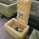 Schöner Brunnen aus Natursandstein mit antikem Wasserspeier