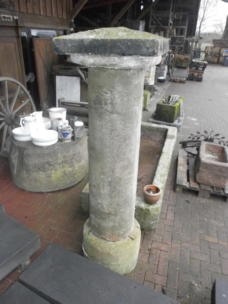 Säule mit vierseitiger Verdachung Säule mit vierseitiger Verdachung