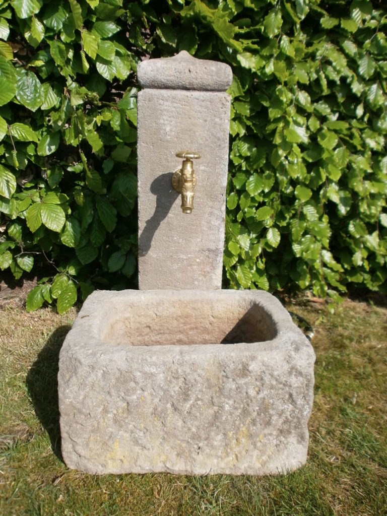 Brunnen aus alten Sandsteinen