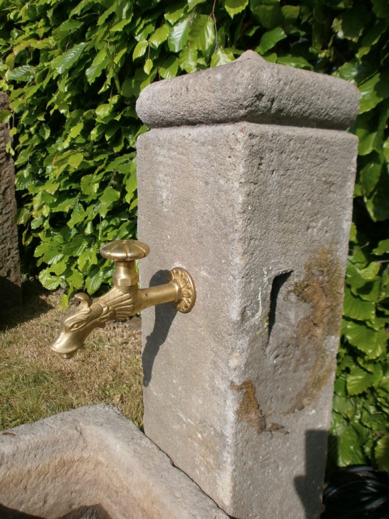 Brunnen aus alten Sandsteinen