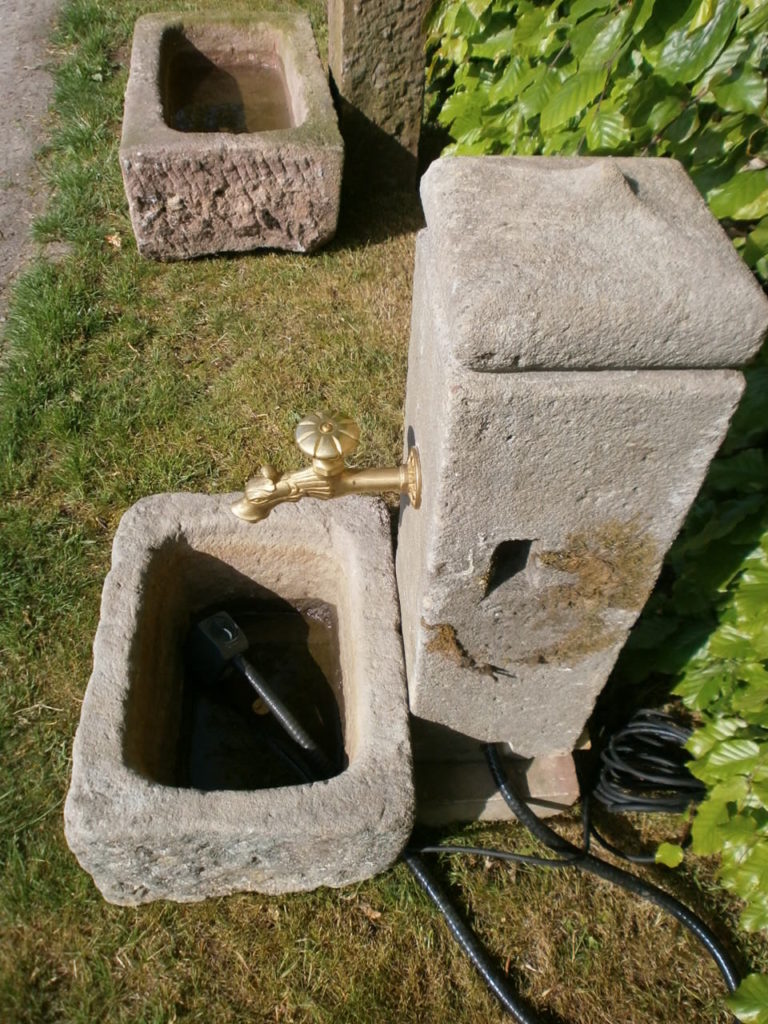 Brunnen aus alten Sandsteinen