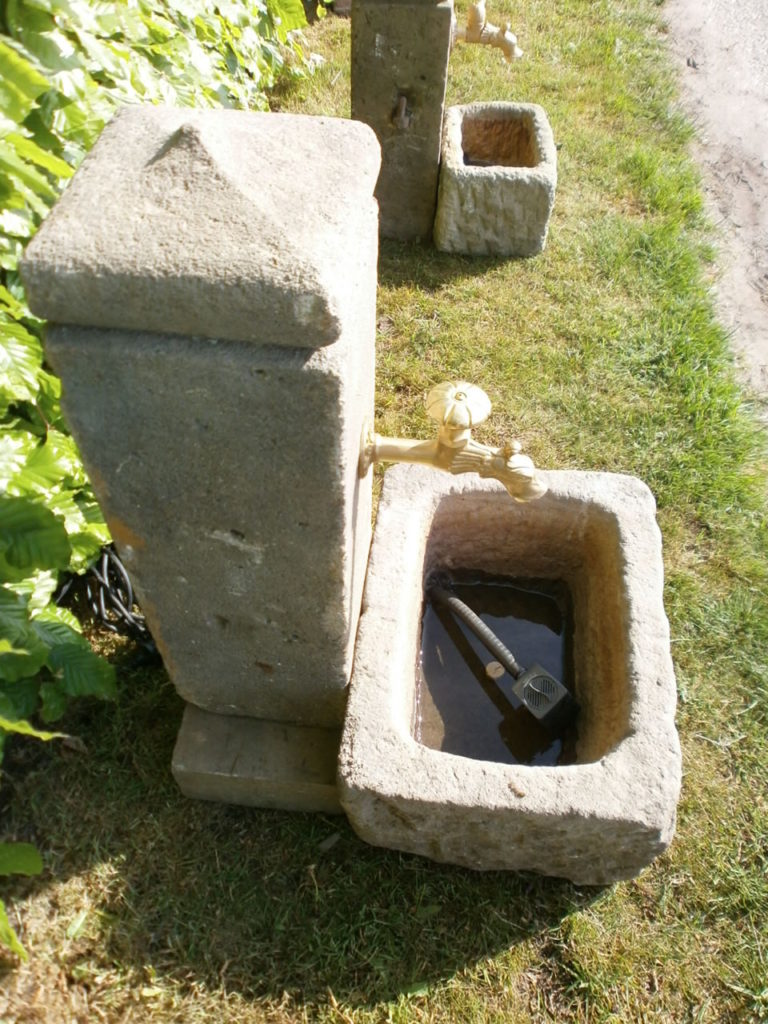 Brunnen aus alten Sandsteinen