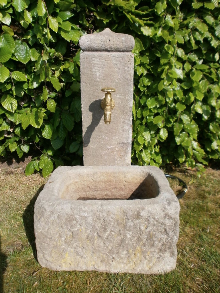 Brunnen aus alten Sandsteinen