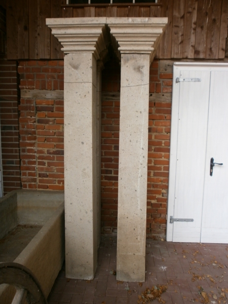 4 traumhafte, antike Säulen aus Naturstein gefertigt