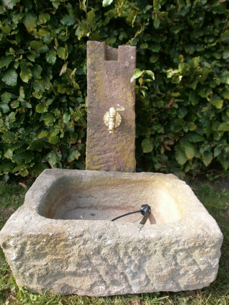 Brunnen aus alten Sandsteinen