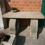 Tisch aus antikem Sandstein