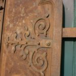 antike Eisentür für Weinkeller