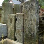 antike Zaunpfosten, Wingertsteine und Stelen aus Sandstein