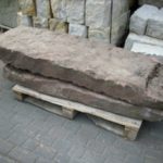 antike Zaunpfosten, Wingertsteine und Stelen aus Sandstein