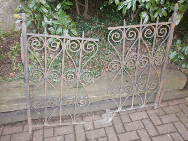 Schmiedeeiserner Zaun ca. 8,25m – Heidesandstein