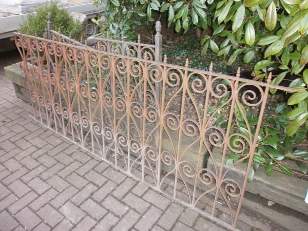 Schmiedeeiserner Zaun ca. 8,25m – Heidesandstein