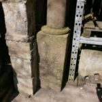 Ein Paar Säulen mit kleinen Reparaturen