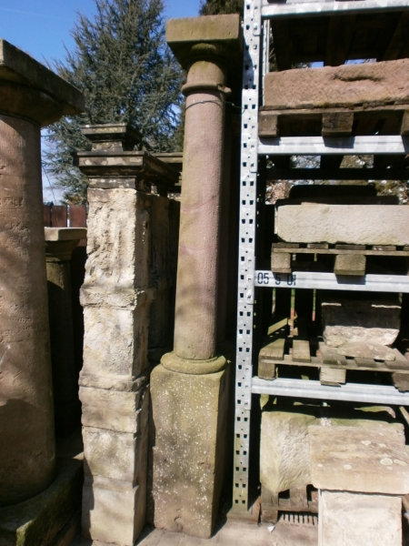 Ein Paar Säulen mit kleinen Reparaturen