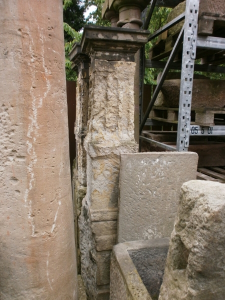 2 große, historische Zaunpfosten aus Sandstein 2 große, historische Zaunpfosten aus Sandstein
