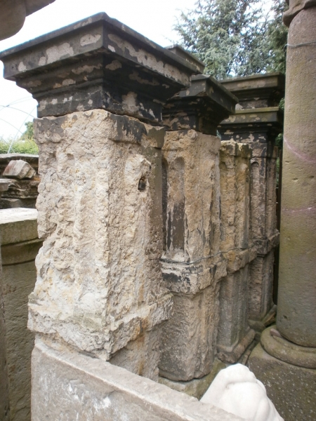 2 große, historische Zaunpfosten aus Sandstein 2 große, historische Zaunpfosten aus Sandstein