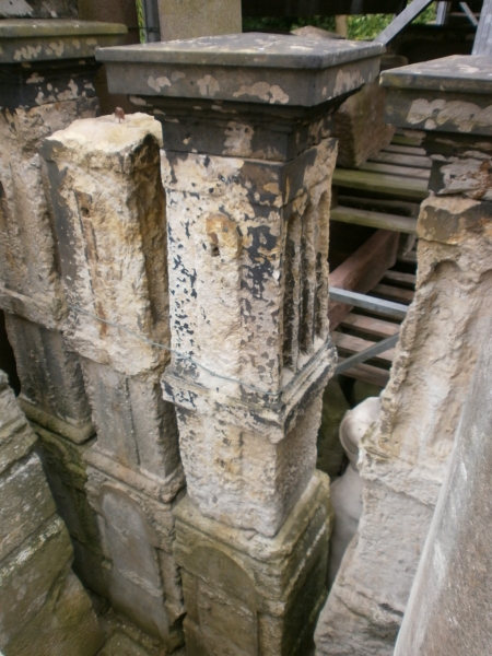 2 große, historische Zaunpfosten aus Sandstein 2 große, historische Zaunpfosten aus Sandstein