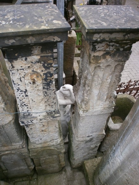 2 große, historische Zaunpfosten aus Sandstein 2 große, historische Zaunpfosten aus Sandstein