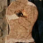zerbrochener Grabstein aus Untersberger Marmor