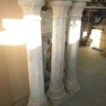 3 schlanke, historische Säulen aus Naturstein