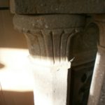 3 schlanke, historische Säulen aus Naturstein