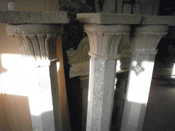 3 schlanke, historische Säulen aus Naturstein 3 schlanke, historische Säulen aus Naturstein