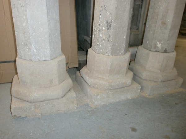 3 schlanke, historische Säulen aus Naturstein 3 schlanke, historische Säulen aus Naturstein
