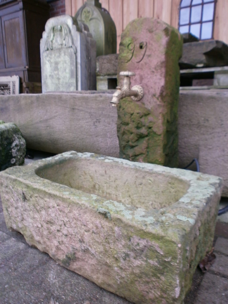 Brunnen aus alten Sandsteinen