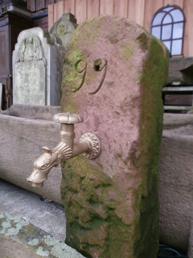 Brunnen aus alten Sandsteinen